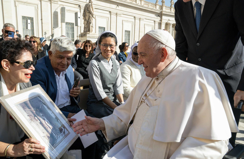 Prof. Dina Porat gives Pope Francis a photo of an Israeli artwork of Jesus on the cross made of branches. (photo credit: PROF. DINA PORAT)