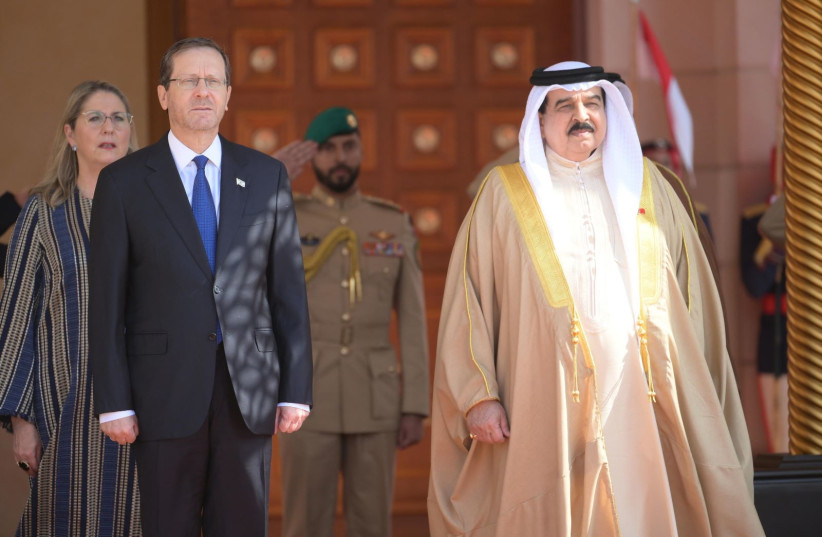  Bahrain's King Hamad bin Isa Al Khalifa greets Israel's President Isaac Herzog in Bahrain. (credit: AMOS BEN-GERSHOM/GPO)