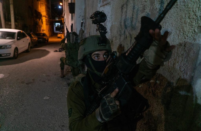 Les forces israéliennes opèrent en Cisjordanie dans le cadre de l'opération Break the Wave, 5 décembre 2022 (crédit photo : Tsahal SPOKESPERSON'S UNIT)