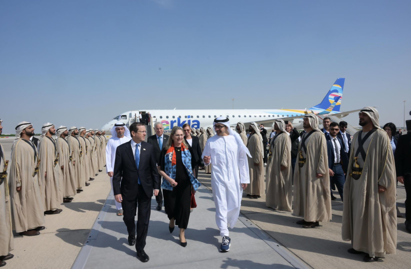  President Isaac Herzog lands in Abu Dhabi for a presidential visit. (credit: AMOS BEN-GERSHOM/GPO)