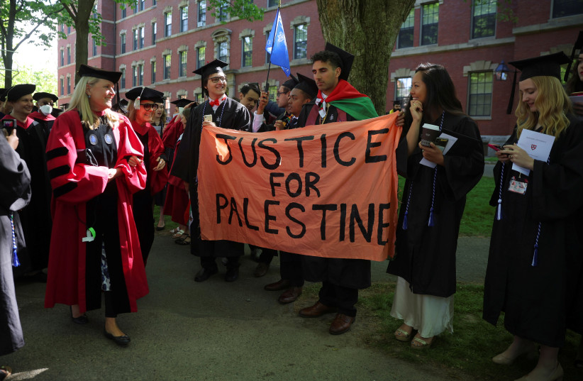 Les étudiants diplômés brandissent une pancarte indiquant « Justice pour la Palestine » lors des 371e exercices de lancement de l'Université de Harvard à Cambridge, Massachusetts, États-Unis, le 26 mai 2022 (crédit photo : BRIAN SNYDER/REUTERS)