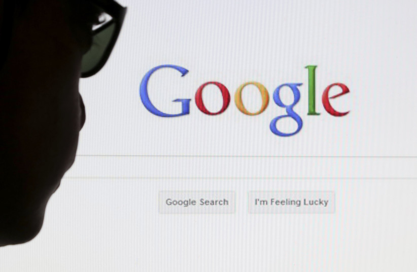 Пользователь компьютера позирует перед страницей поиска Google на этой фотографии, сделанной в Брюсселе 30 мая 2014 года. (Фото: REUTERS/FRANCOIS LENOIR)