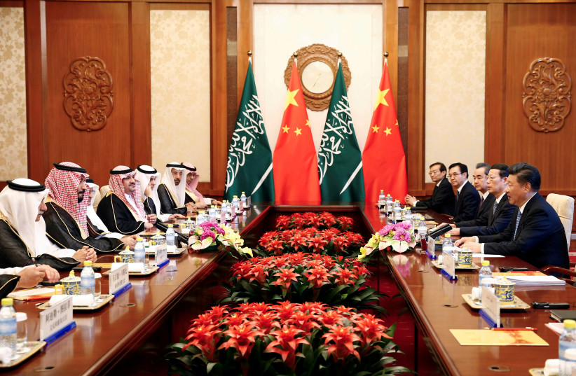 Le président chinois Xi Jinping et le prince héritier adjoint d'Arabie saoudite Mohammed bin Salman (2e L) se rencontrent avant le sommet du G20, à Pékin, en Chine, le 31 août 2016. (Crédit : REUTERS)