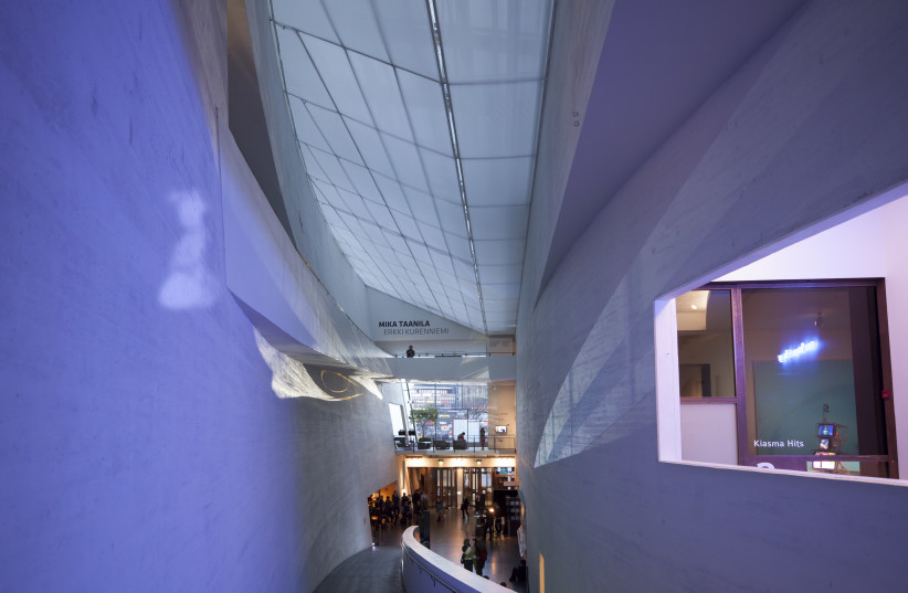 Kiasma lobby seen from the ramp (credit: MUSEUM OF CONTEMPORARY ART KIASMA/CC BY 2.0 (https://creativecommons.org/licenses/by/2.0)/WIKIMEDIA)
