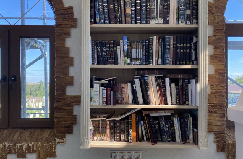  A bookshelf at Medzhybizh with texts in both Hebrew and Russian (photo credit: JACOB JUDAH)