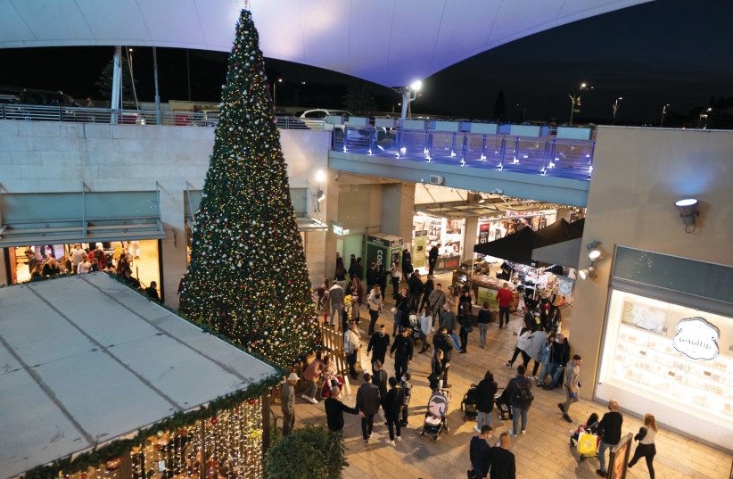  BIG FASHION shopping mall makes merry. (credit: MEITAL SHARABI)