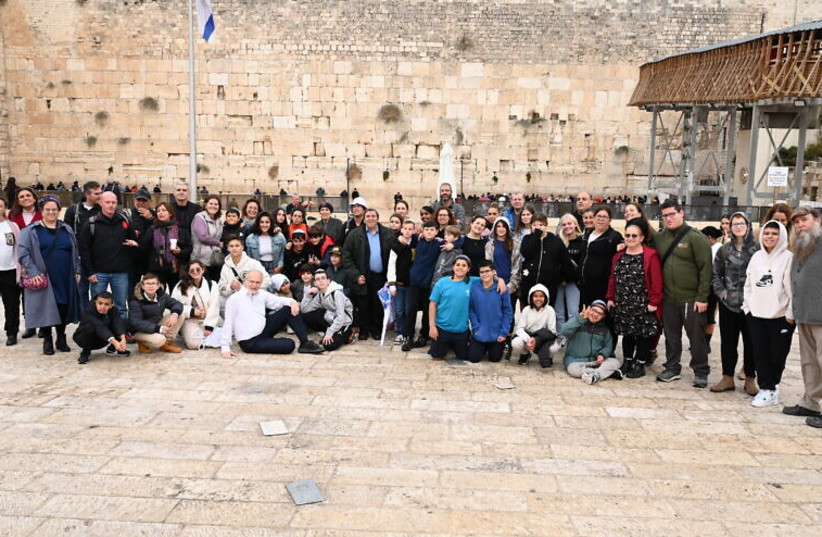  As part of its Judaic Heritage Program for the Deaf and Hearing-Impaired, Young Israel in Israel, together with World Mizrachi and the Jewish Agency for Israel, helped thirty deaf and hearing-impaired youth from throughout Israel celebrate their Bar and Bat Mitzvahs at the Western Wall in Jerusalem (photo credit: NACHSHON PHILIPSON)