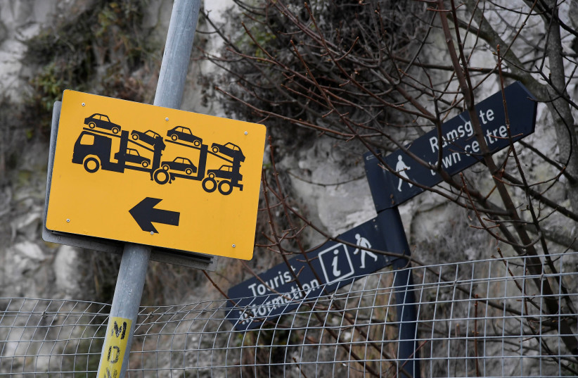  A damaged freight lorry direction sign is seen at the Port of Ramsgate in Kent, southeast Britain, January 7, 2019 (photo credit: REUTERS/TOBY MELVILLE)