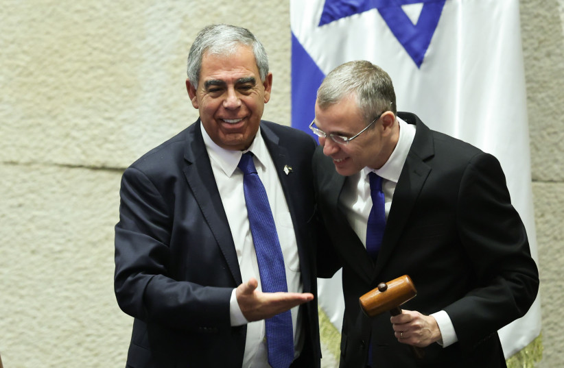  Newly appointed speaker of the Knesset Yariv Levin with outgoing speaker Mickey Levin during a plenum session in the Israeli parliament. December 13, 2022. (credit: YONATAN SINDEL/FLASH90)