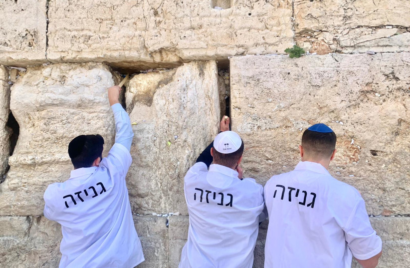  Note clearance at the Western wall  (photo credit: WESTERN WALL HERITAGE FOUNDATION)