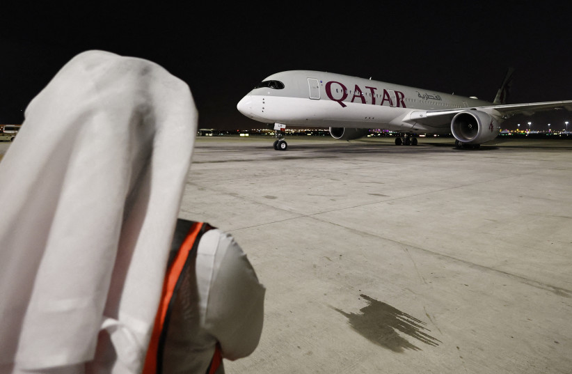 A que hora se hace de noche en qatar