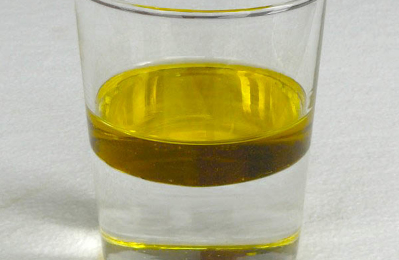  OIL, BY its very nature, will not mix with other liquids.  (credit: Wikimedia Commons)