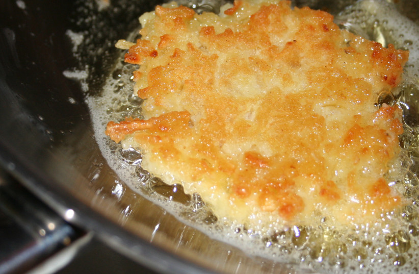  BRING ON the oil-rich latkes. (photo credit: Wikimedia Commons)