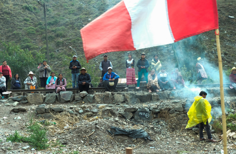 Des manifestants bloquent une voie ferrée après des semaines de manifestations déclenchées par le renversement et l'arrestation de l'ancien président Pedro, à Chilca, au Pérou, le 16 décembre 2022. (Crédit photo : ALEJANDRA OROSCO/REUTERS)