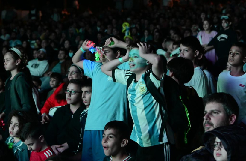  Fans watching the 2022 Soccer World Cup final between Argentina and France. (photo credit: AVSHALOM SASSONI/MAARIV)