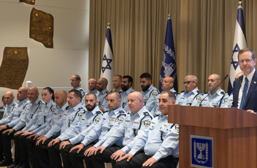  President Herzog thanking police officers for their service. (photo credit: AMOS BEN-GERSHOM/GPO)