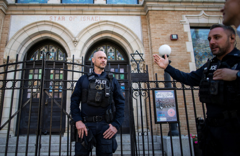  New Jersey police officers stand guard in front of the United Synagogue of Hoboken in New Jersey, U.S., November 4, 2022 (photo credit: REUTERS/EDUARDO MUNOZ)