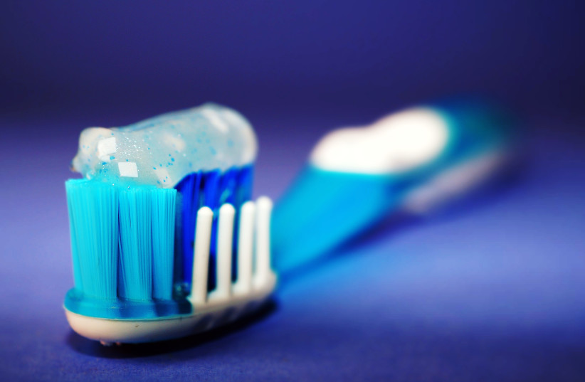 What's the correct way to brush your teeth? (credit: PEXELS)