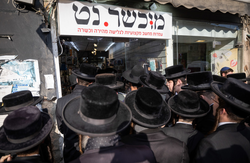  Ultra-Orthodox Jewish men protest against a cellular shop in the Geula neighborhood, Jerusalem, on December 22, 2022.  (credit: YONATAN SINDEL/FLASH90)