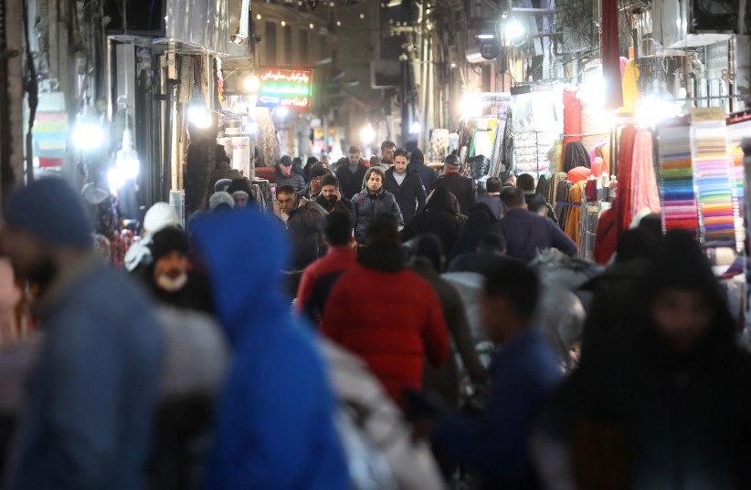 Des Iraniens marchent dans le bazar de Téhéran, à Téhéran, Iran, le 5 décembre 2022. (crédit : MAJID ASGARIPOUR/WANA (AGENCE DE PRESSE DE L'ASIE DE L'OUEST) VIA REUTERS)