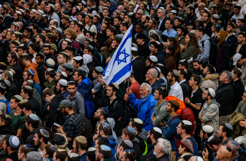 Des dizaines de milliers de personnes assistent aux funérailles du rabbin Haim Drukman le 26 décembre 2022 (crédit photo : YONATAN SINDEL/FLASH90)