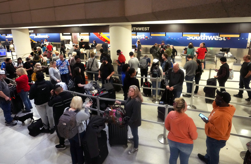  People wait in long lines for the Southwest Airlines check-in counters at Phoenix Sky Harbor International Airport where flight delays and cancellations stranded passengers in Phoenix, Arizona, U.S. December 26, 2022.  (credit: JOE RONDONE/THE COMMERCIAL APPEAL/USA TODAY VIA REUTERS)
