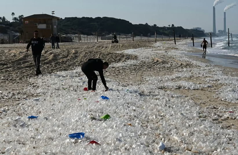  Citizens collect goods on the beach in Ashkelon, Wednesday morning December 28, 2022.  (credit: AVI ROKACH/WALLA)