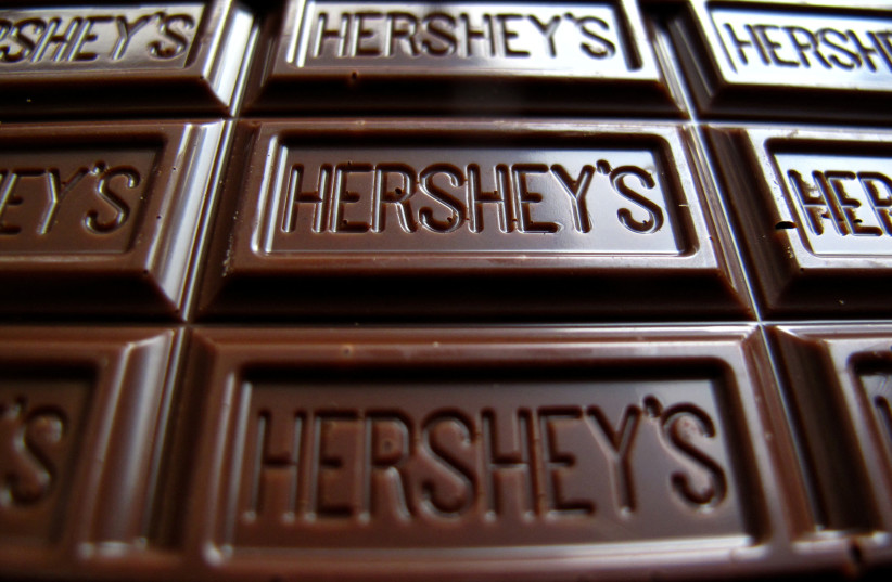  A Hershey's chocolate bar is shown in this photo illustration in Encinitas, California January 29, 2015 (credit: REUTERS/MIKE BLAKE/FILE PHOTO)