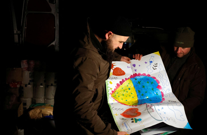  Ukrainian Border Guards receive drawings from school children, among donations of food and gifts from their families and people in general, as Russia's attack on Ukraine continues, in Sloviansk, Ukraine, December 29, 2022.  (credit: CLODAGH KILCOYNE/REUTERS)