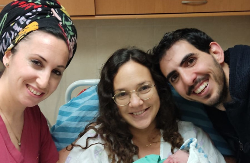Yael y Raz Tuizer de Kfar Saba dan la bienvenida a su bebé en el Centro Médico Meir, 1 de enero de 2023 (crédito: CENTRO MÉDICO MEIR)