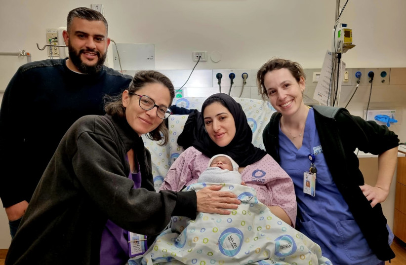 Yasmin y Mahmoud Wishahi dan la bienvenida a su bebé en el Centro Médico Hillel Yaffe, 1 de enero de 2023 (crédito: CENTRO MÉDICO HILLEL YAFFE)