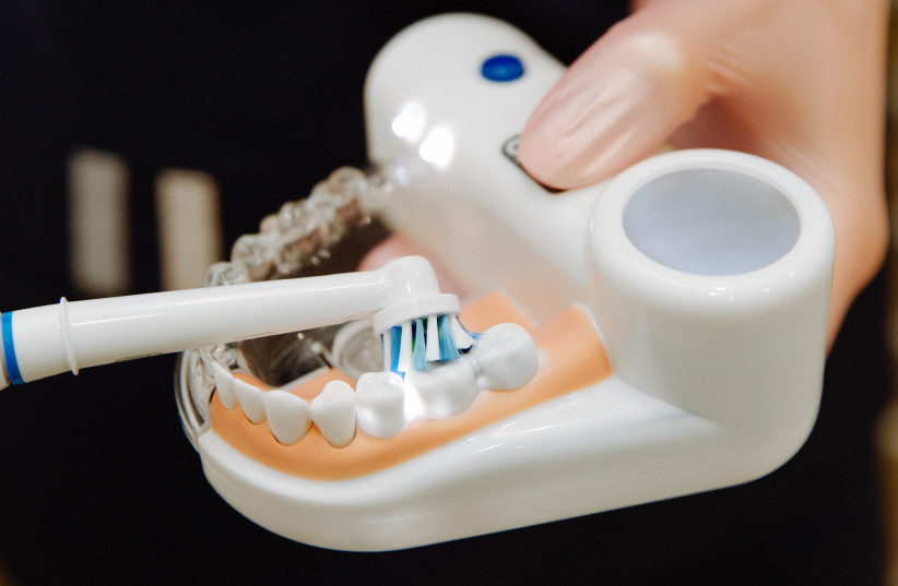  A dentist demonstrates the correct way to brush your teeth. (credit: PEXELS)