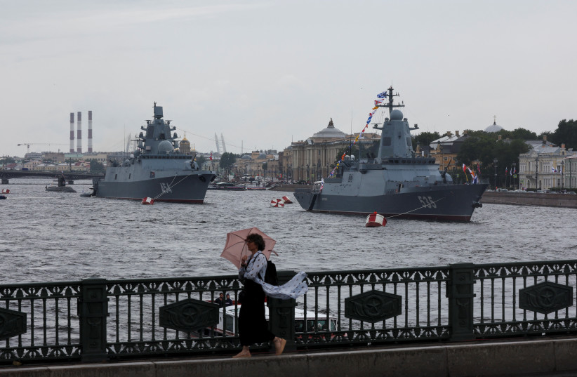  Russia's corvette Merkuriy and frigate Admiral Gorshkov are anchored on the Neva River ahead of the upcoming Navy Day parade in Saint Petersburg, Russia July 27, 2022. (photo credit: REUTERS/ANTON VAGANOV)