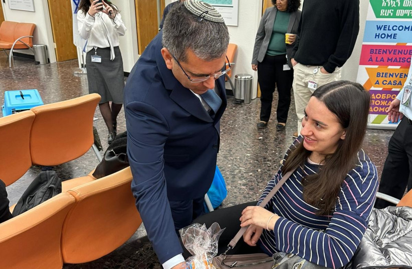  Aliyah and Integration Minister Ofir Sofer offers a bag of goodies to a small child who has just immigrated to Israel from Ukraine on January 5, 2023.  (credit: ELAD ZAGMAN)