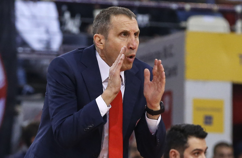  Head coach David Blatt of Olympiacos gives tactics to his players during Turkish Airlines Euroleague week 27 basketball match between Olympiacos and Bayern Munich Athens, Greece March 19, 2019. (credit: Ayhan Mehmet/Anadolu Agency/Getty Images)