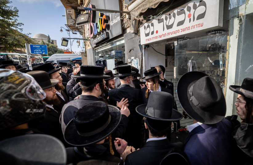  Ultra orthodox jewish men protest against a cellular shop in the Geula neighborhood, Jerusalem, on December 22, 2022. (photo credit: YONATAN SINDEL/FLASH90)