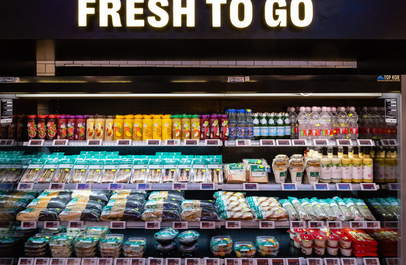 Sandwiches, salads, juices and dips available at 7-Eleven. (credit: SHAULI LENDNER)