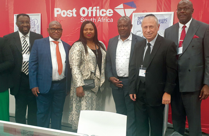  Les Glassman with representatives of the Pan African and South African Postal Union at the exhibition in Cape Town. (photo credit: COURTESY LES GLASSMAN)