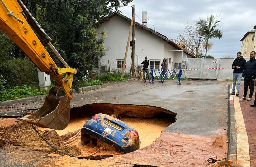A sinkhole opens up in Hod Hasharon January 14, 2023. (credit: ISRAEL POLICE SPOKESPERSON'S UNIT)