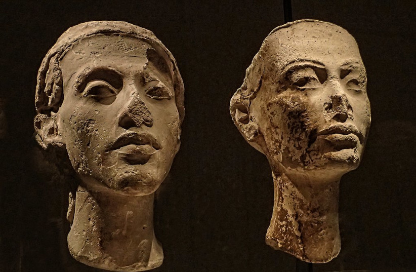  Heads of Akhenaten and Nefertiti stucco Amarna Dynasty 18 1340 BCE (credit: Wikimedia Commons)