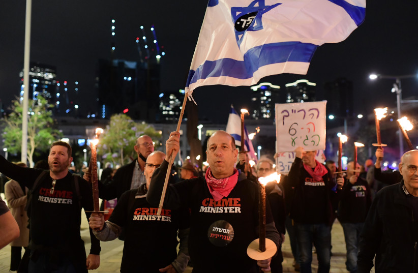  Israelis protest against the current Israeli government, in Tel Aviv, on January 7, 2023 (credit: TOMER NEUBERG/FLASH90)