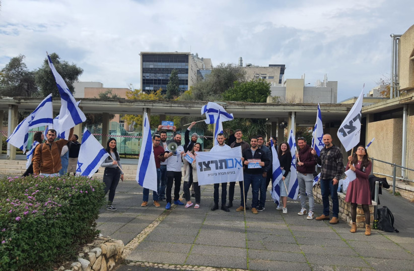  Protesters in support of the government. (credit: IM TIRTZU)