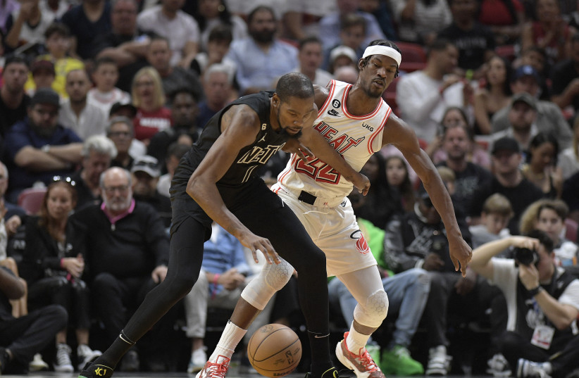 Brooklyn Nets forward Kevin Durant (7) dribbles the ball in front of Miami Heat forward Jimmy Butler (22) during the first quarter at FTX Arena. (credit: MICHAEL LAUGHLIN/USA TODAY)