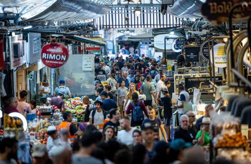  People shop at the Mahane Yehuda Market in central Jerusalem on September 25, 2022, on the eve of the Jewish new year. (photo credit: YONATAN SINDEL/FLASH90)