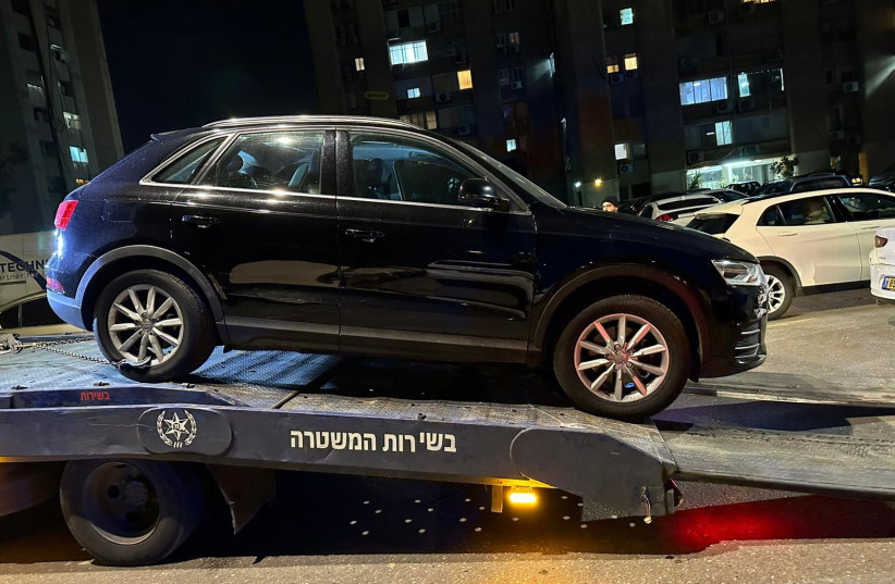 Une Audi Q3 de luxe appartenant à une jeune Israélienne soupçonnée d'être impliquée dans le trafic de drogue est confisquée par la police israélienne. (crédit : UNITÉ DU PORTE-PAROLE DE LA POLICE D'ISRAËL)