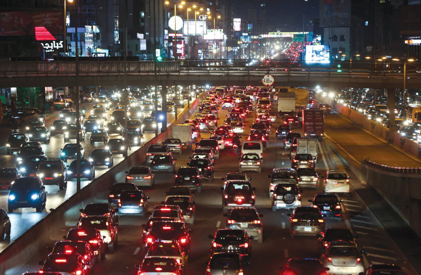 Un ambuteiaj în timpul sezonului de vacanță în Jal el-Dib, Liban, pe 22 decembrie 2022. Psihologii spun că congestionarea traficului poate fi un factor care contribuie la furia rutieră. (credit foto: MOHAMED AZAKIR/REUTERS)