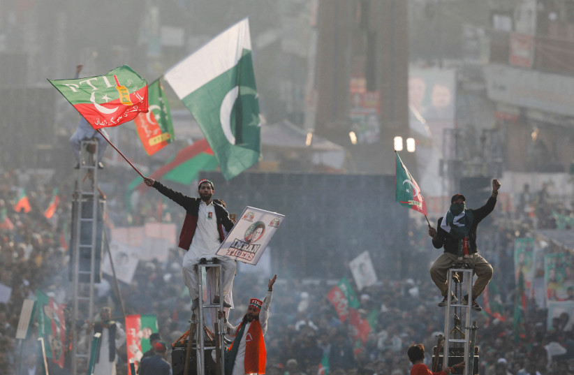 Supporters of the Pakistan's former Prime Minister Imran Khan during what they call 'a true freedom march' in Rawalpindi, Pakistan November 26, 2022 (credit: REUTERS/AKHTAR SOOMRO)