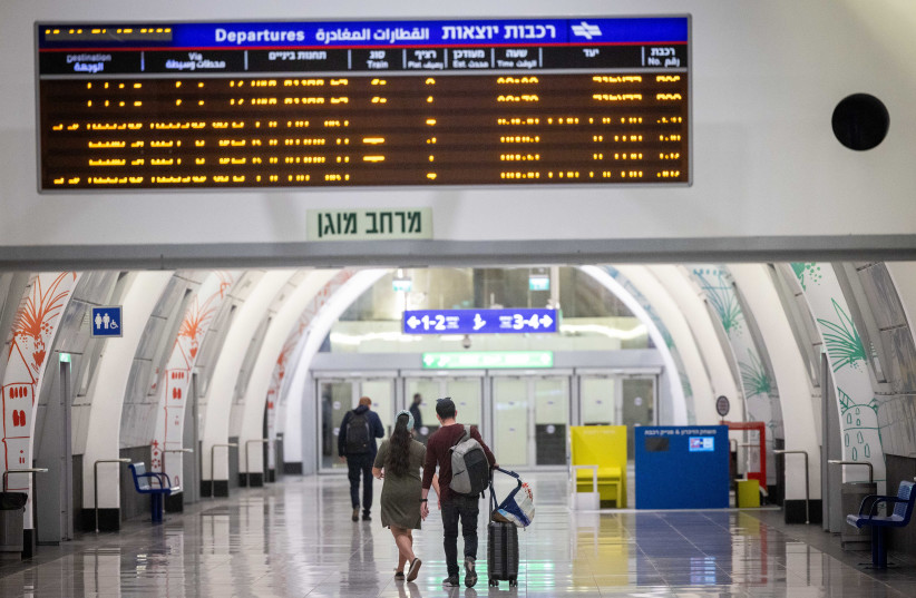  Passengers at Yitzhak Navon train station in Jerusalem on March 31, 2022 (photo credit: YONATAN SINDEL/FLASH90)
