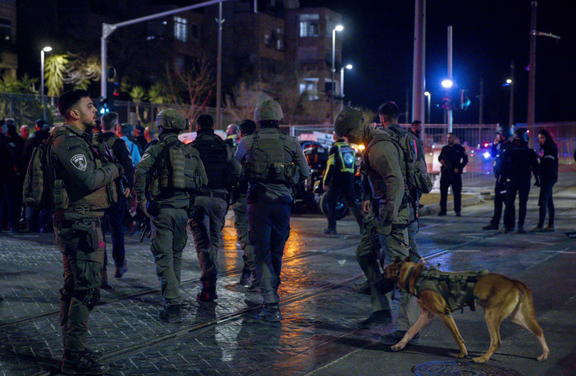  Israeli security forces and rescue forces at the scene of a shooting attack in Neve Yaakov, Jerusalem, January 27, 2023. (credit: OLIVIER FITOUSSI/FLASH90)
