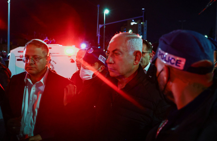 Le Premier ministre israélien Benjamin Netanyahu et le ministre de la Sécurité nationale Itamar Ben-Gvir visitent les lieux d'une fusillade à Neve Yaakov, Jérusalem, le 27 janvier 2023 (crédit : RONEN ZVULUN / REUTERS)